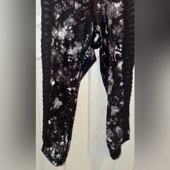 Lululemon Grey and Black Activewear Leggings Pants with Mesh Ruching Size 6 - Picture 2 of 7